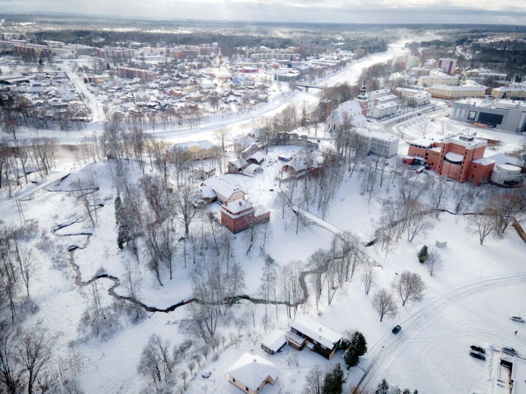 Pilsētas un pils ziemeļu pusi veido Rātsupīte jeb Bīskapa grāvis