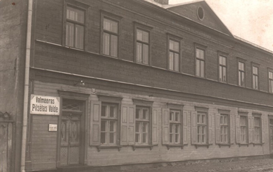 Valmiera, Rīgas ielas Nr. 33.  Pilsētas valdes nams. Foto 1930.gadu sākumā

