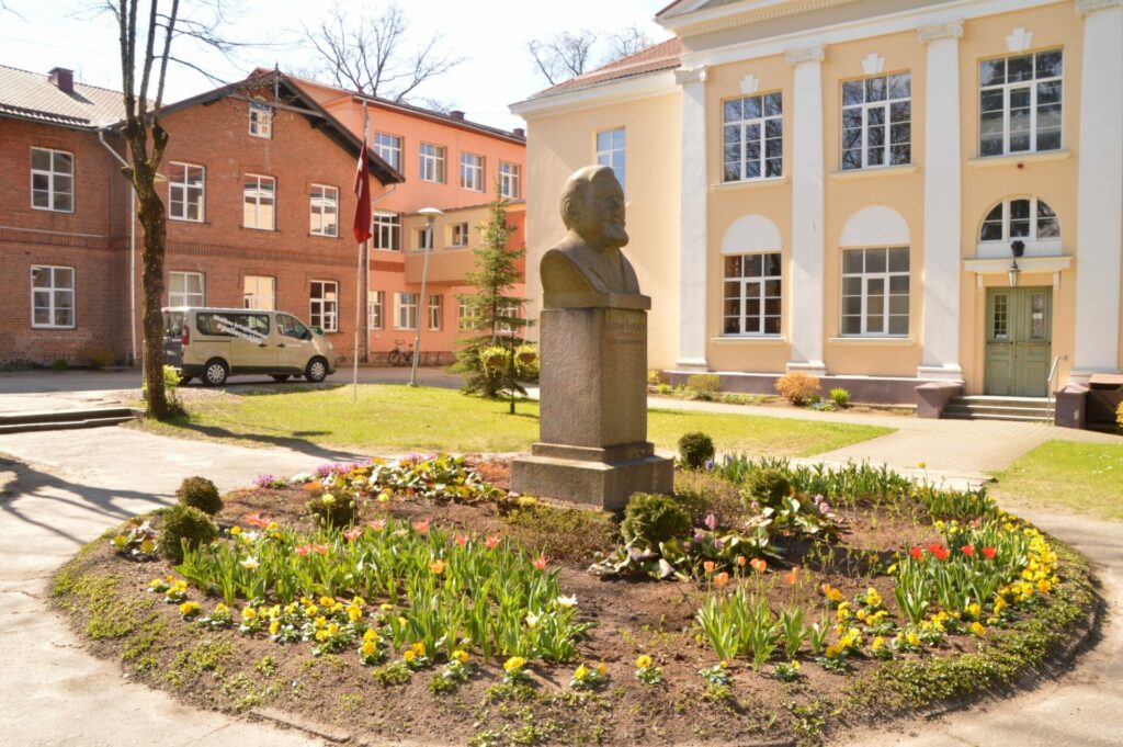 Valmieras Gaujas krasta vidusskola - attīstības centrs