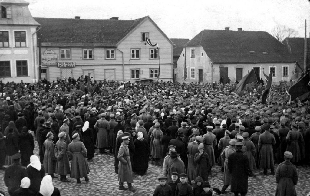 Skats uz rātslaukumu Valmierā 1917.gada 1.maijā. Pēc J.Lapiņa un vēl citu valmieriešu iniciatīvas namus rotāja sarkanbaltsarkanie karogi