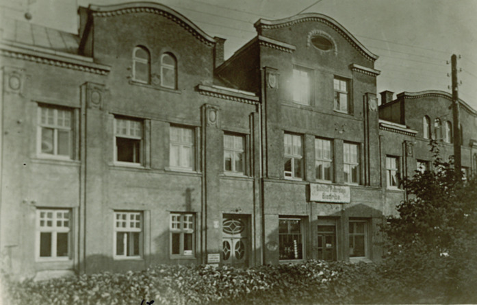 Stalts un lepns. Baltijas Lauksaimniecības nams (celts 1911.) Diakonāta ielā. Tajā darbojās vairākas lauksaimnieku kopdarbes. 1944.gada septembrī nodeg un pēc II pasaules kara celtne netiek atjaunota