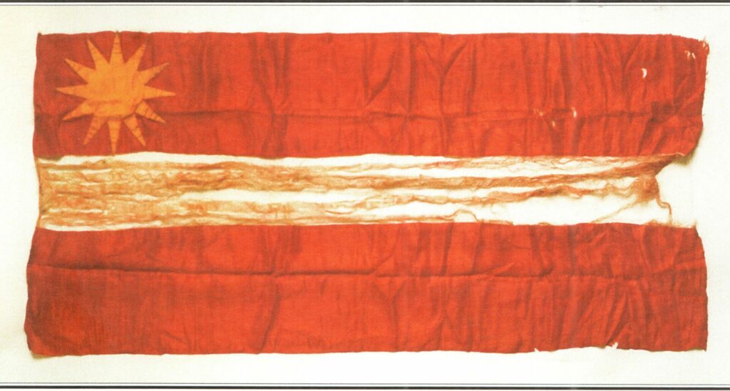 Pirmais zināmais sarkanbaltsarkanais karogs, kuru uzšuva Marianna Straumane. Uz tā pamatnes uzšūta saulīte. Pēc restaurācijas apskatāms Cēsu vēstures un mākslas muzeja ekspozīcijā