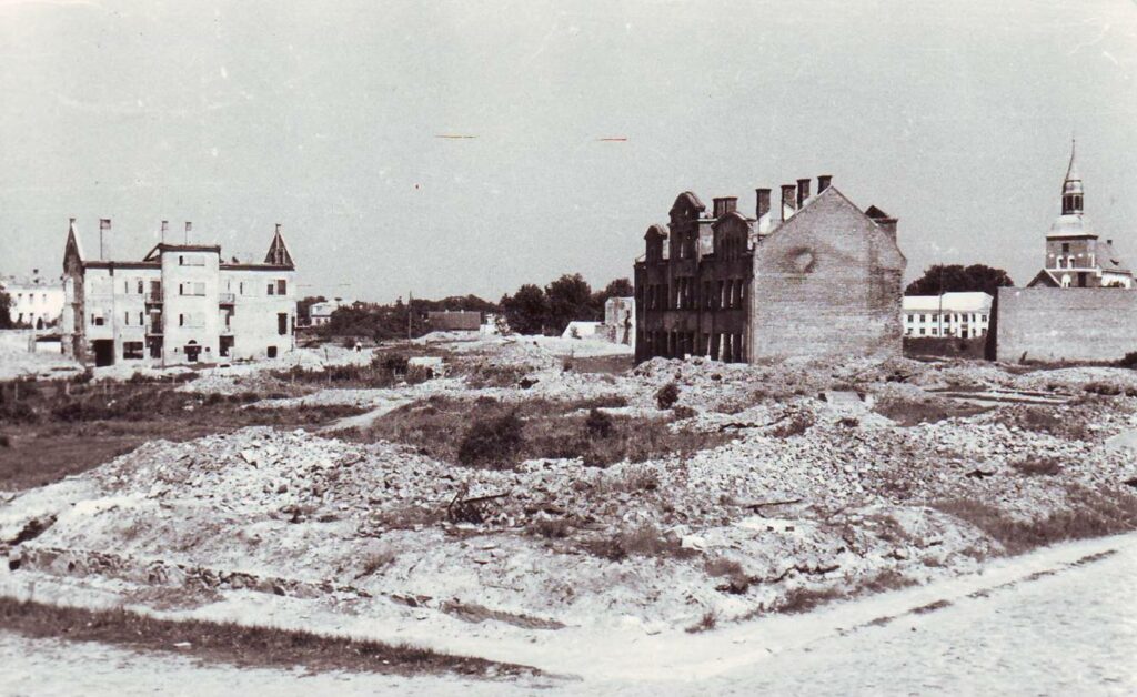 Reiz bija. Nodegušais VLB nams Diakonāta un Rīgas ielas krustojumā 1947.gada vasarā