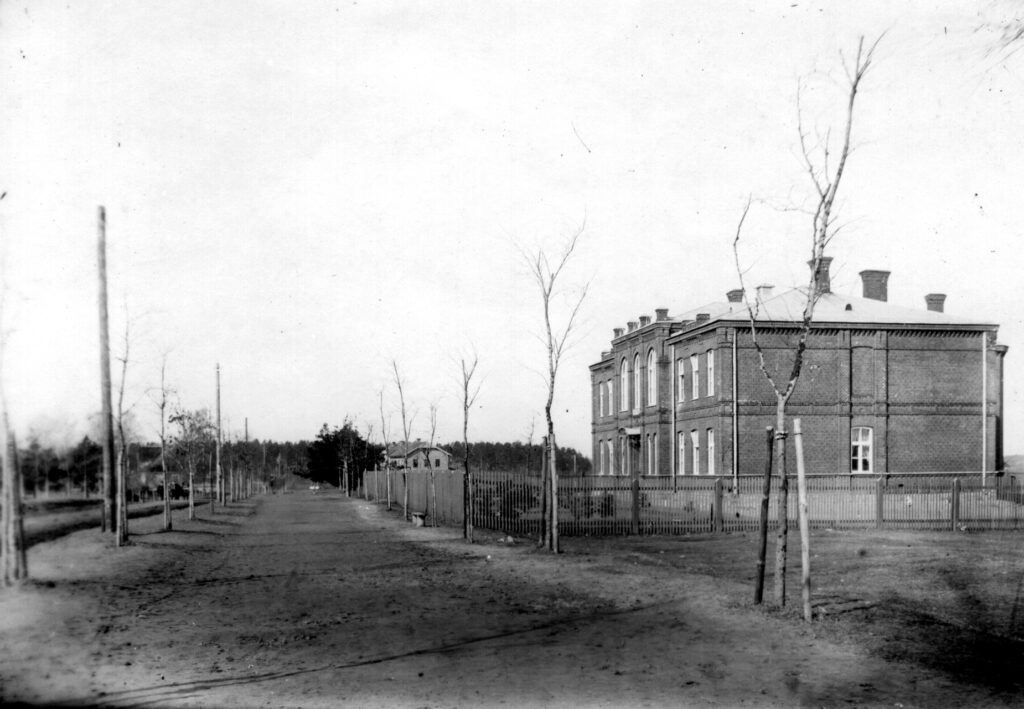 Skats uz jaunuzcelto sieviešu ģimnāziju Valmierā, Rīgas ielā ap 1910.g. Mūsdienās šajā ēkā ir Valmieras Jauniešu centrs "Vinda”
