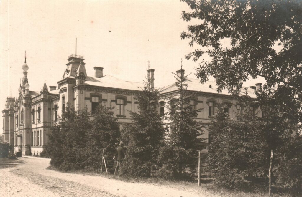 Valmieras Valsts vidusskola (no 1925.g. Valsts ģimnāzija). Foto 1920 tie gadi