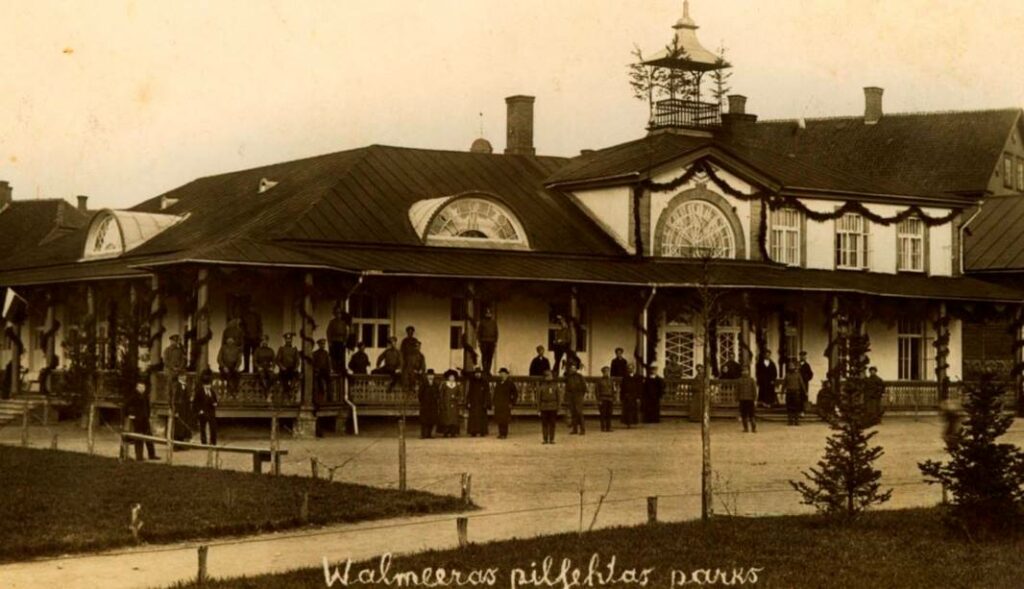 Vienmēr notikumu centrā. Redzama Vecpuišu parka paviljona ēka gadu pēc atklāšanas, 1915.gadā, kad šeit atvēra brīvprātīgo strēlnieku pieteikšanās punktu. Vēl trīs gadus vēlāk, 1918.gada 18.novembrī, parka zālē notika Latvijas Republikas proklamēšanai par godu noturēta sapulce, kuras iniciators bija Georgs Apinis