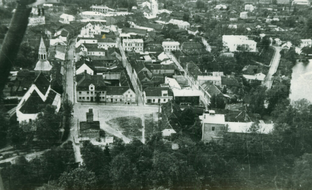 Valmieras centra, tai skaitā Ziloņu ielas, augšskats 1939.gadā - dažas no mājām jau nojauktas, iela kļuvusi platāka un ir iztaisnota, iegūstot mūsdienās pazīstamo ielas veidolu.