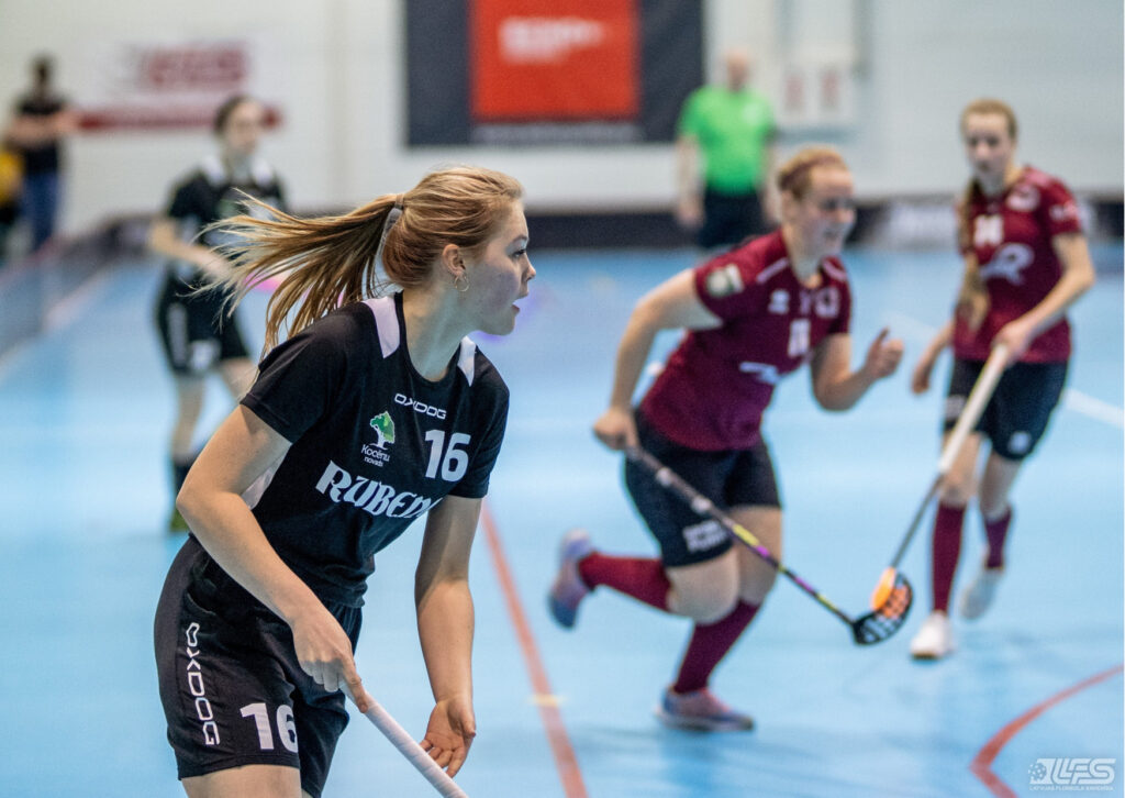 Sieviešu florbola komandas spēlētāja Jūlija Rozīte dodas uzbrukumā