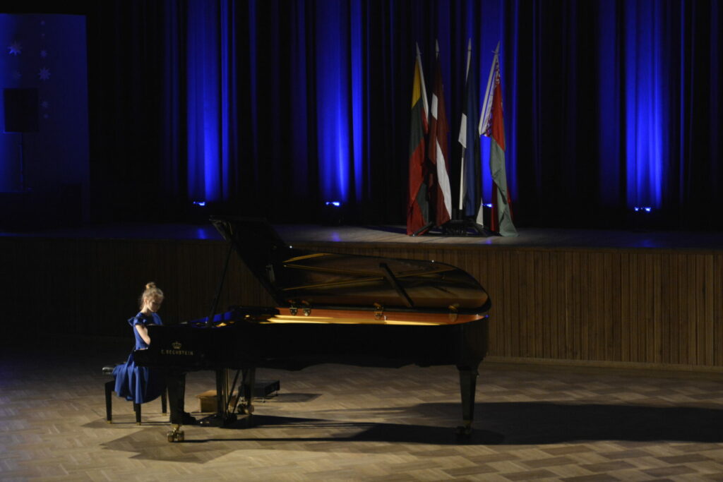 jaunie pianisti Valmieras Kultūras centrā, Valmieras Mūzikas skola, Jautrītei Putniņai veltīts jauno pianistu konkurss