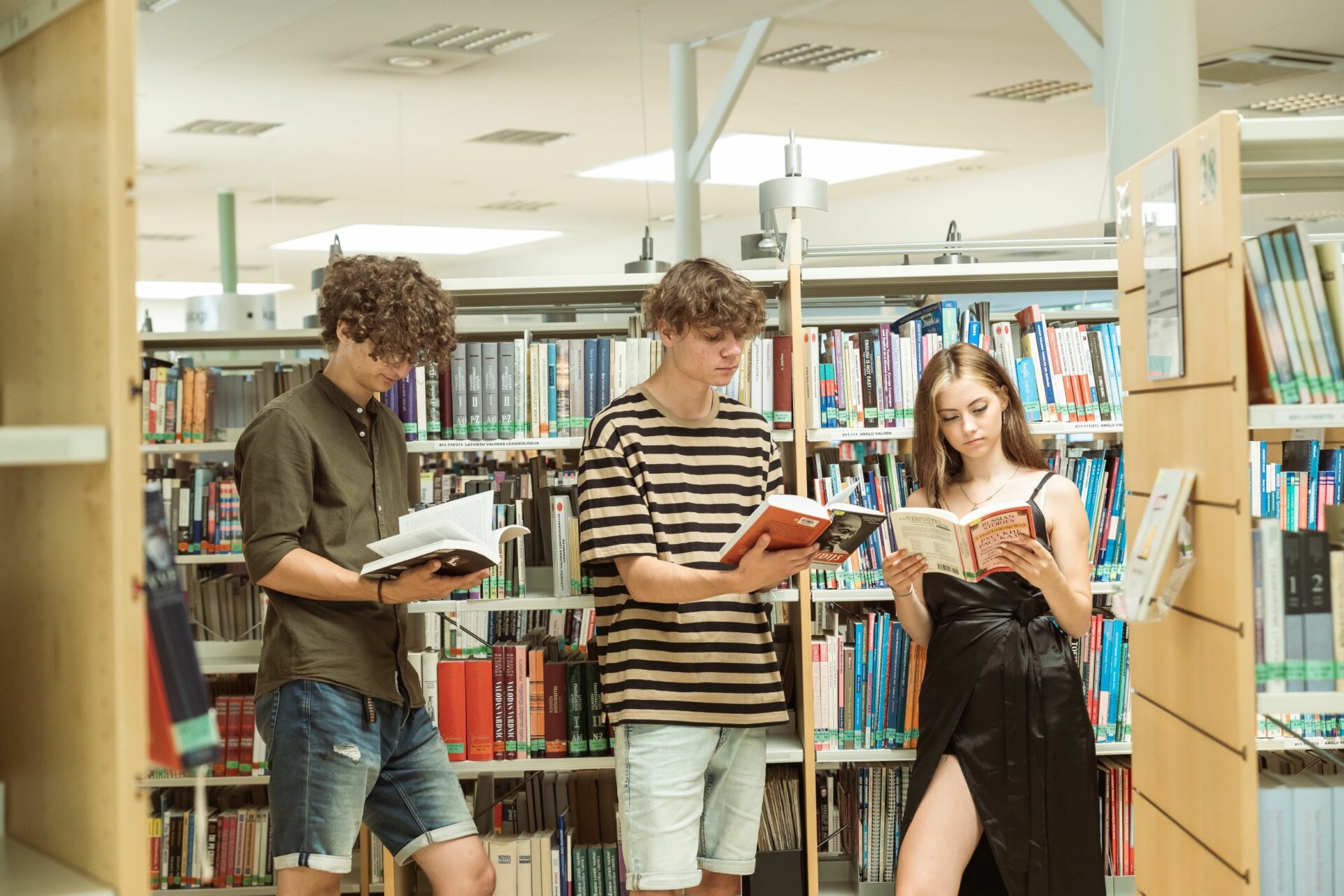 Vidzemes augstskolas studenti bibliotēkā