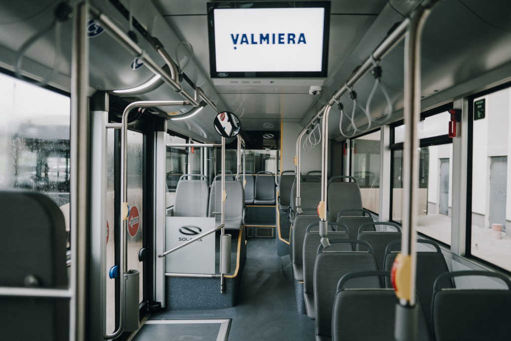 Autobuss, braukšanas maksas atkaides saņemšanai pensionāriem Valmieras pilsētas maršrutu autobusos no 1.marta nav jāuzrāda Covid-19 sertifikāts