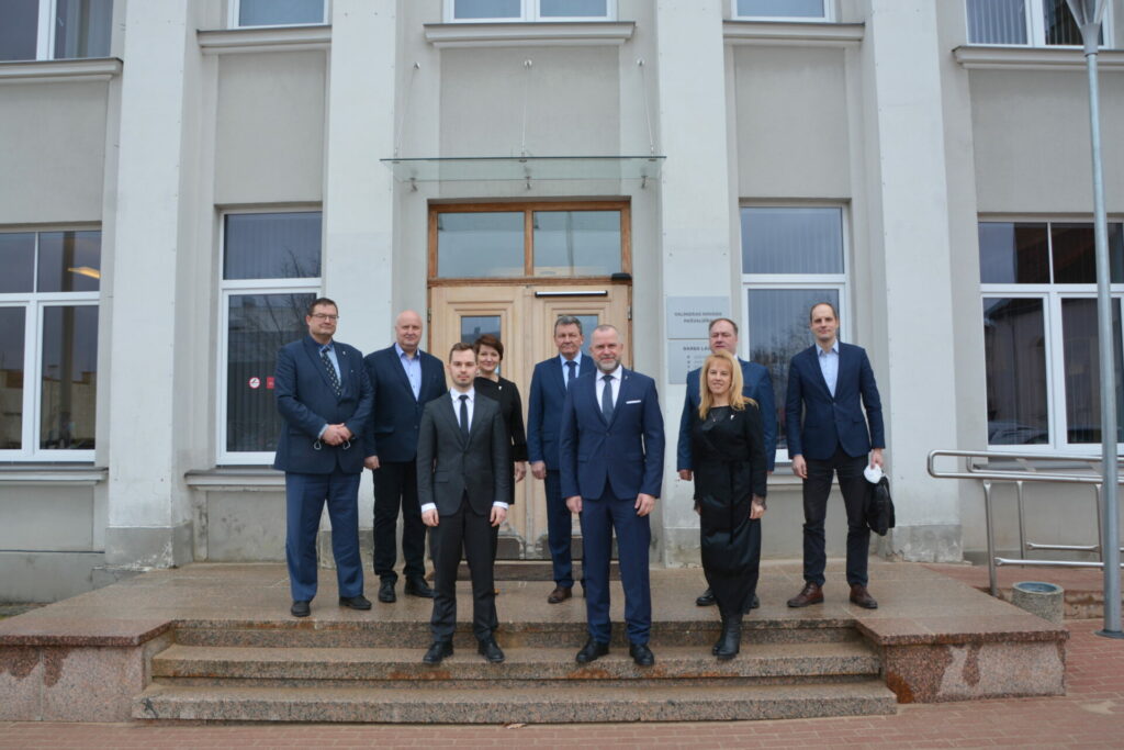 Valmierā darba vizītē viesojas vides aizsardzības un reģionālās attīstības ministrs Artūrs Toms Plešs. Foto: Ričards Gailums, Ivo Virsis, Evija Voitkāne, Jānis Olmanis, Guntis Gladkins, Raivis Bremšmits, Artūrs Toms Plešs, Jānis Baiks, Evija Nagle.