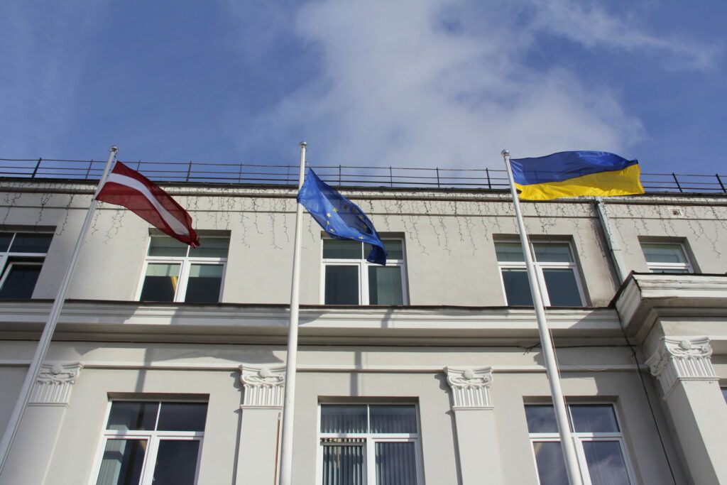 Ukrainas karogs pie Valmieras nvoada pašvaldības Lāčplēša ielā 2