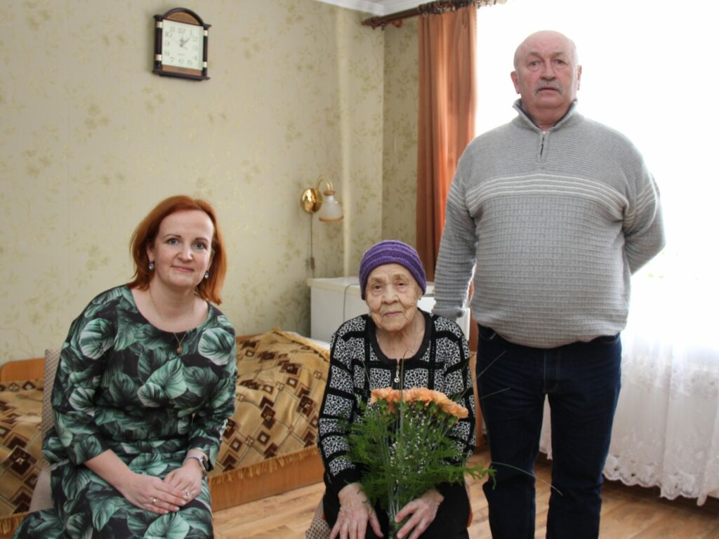Burtnieku apvienības pārvaldes vadītāja Kristīne Auziņa, Lidija Ustinova un Burtnieku pagasta saimniecības vadītājs Vladimirs Skļarskis