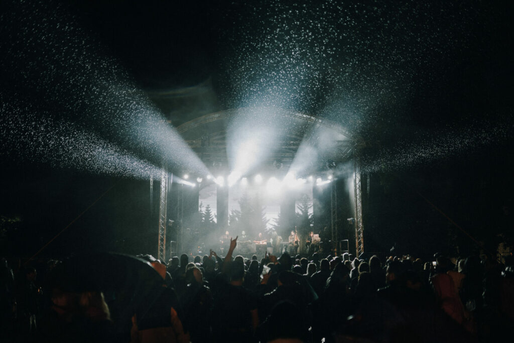 Jau piekto gadu tikšanās vieta nemainīga – starptautiskais etnomūzikas festivāls notiks Valmiermuižas parkā un izskanēs divu dienu garumā. Valmiermuižas etnomūzikas festivāls gaidāms 17.–18. jūnijā ar plašu programmu uz divām skatuvēm un enerģiskās dūdu un bungu grupas "Auļi” jaunās Jāņu programmas pasaules pirmatskaņojumu