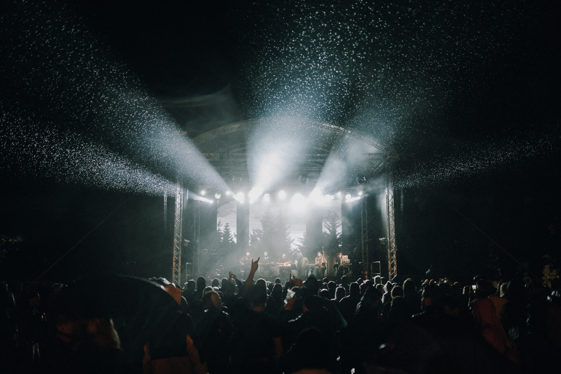 Jau piekto gadu tikšanās vieta nemainīga – starptautiskais etnomūzikas festivāls notiks Valmiermuižas parkā un izskanēs divu dienu garumā. Valmiermuižas etnomūzikas festivāls gaidāms 17.–18. jūnijā ar plašu programmu uz divām skatuvēm un enerģiskās dūdu un bungu grupas 