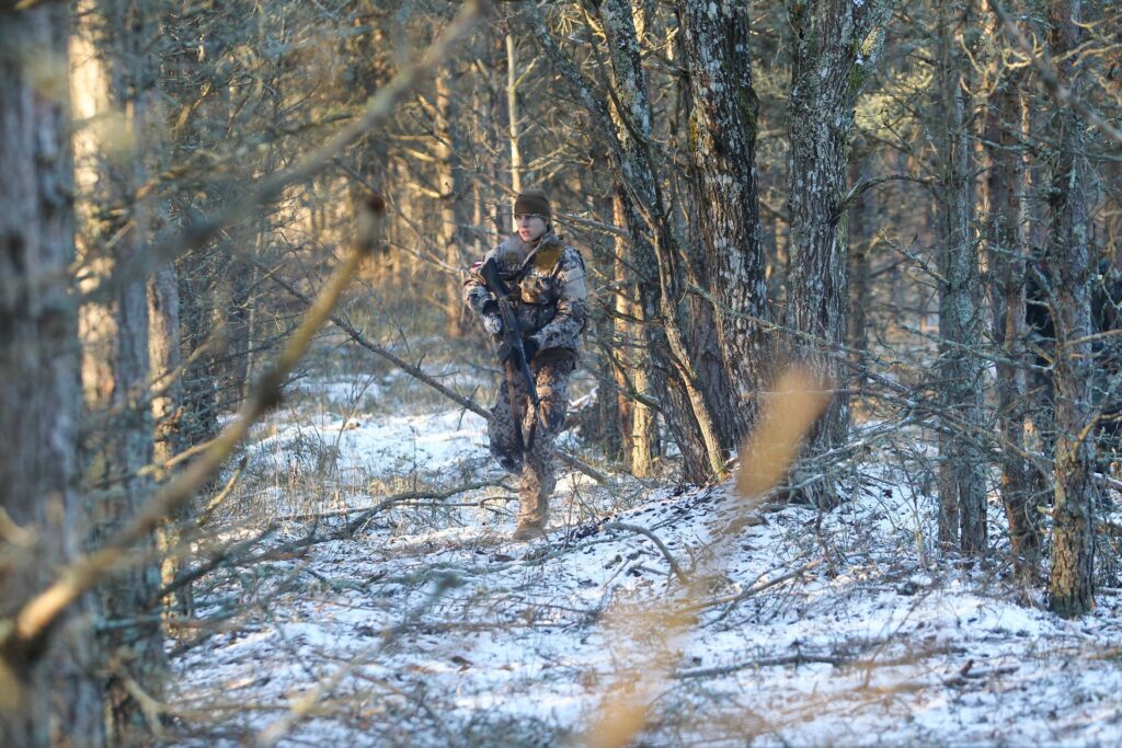 12. februārī Valmieras apkārtnē Zemessardzes 2. Vidzemes brigādes zemessargi pilnveidos militārās iemaņas un kaujas spējas.