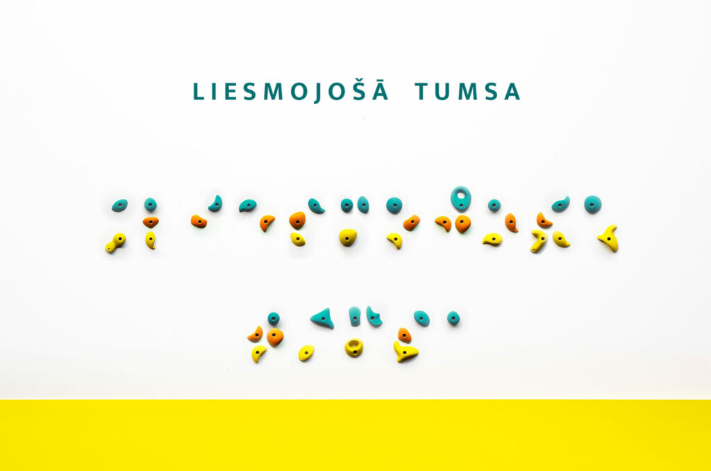 12.februārī pirmizrādi piedzīvos spāņu dramaturga Antonio Buero Valjeho luga "Liesmojošā tumsa". To Valmieras teātrī iestudē režisors Toms Treinis un līdzās pieredzējušajiem kolēģiem uz skatuves būs redzami teju visi Valmieras teātra jaunie aktieri