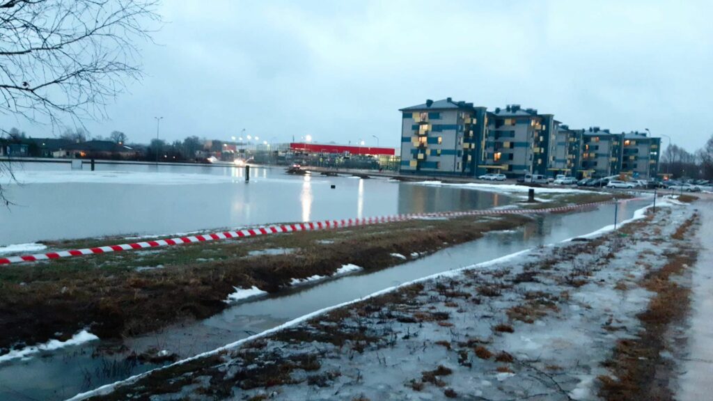 Mainīgo laikapstākļu dēļ, Valmierā un Valmieras novadā daži ceļa posmi var būt pārplūduši un neizbraucami.