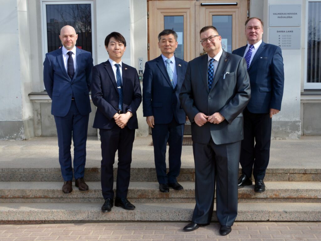 Valmierā oficiālā vizītē viesojās Korejas Republikas vēstnieks Latvijā Songdžins Hans