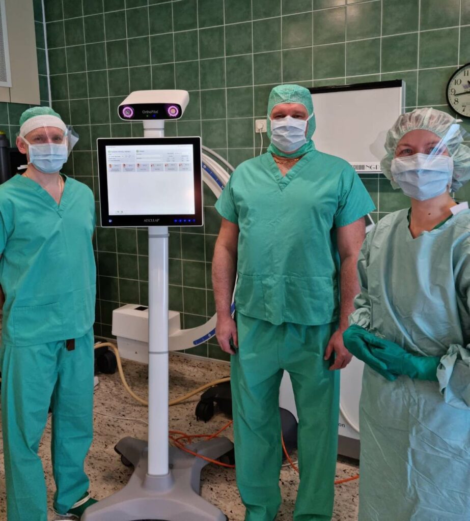 Dr. Aivars Baurovskis (vidū) ar kolēģi dr. Ivaru Zvīguli un operācijas māsu Jānu Ciguzi pirms nākamās ceļa locītavas endoprotezēšanas operācijas