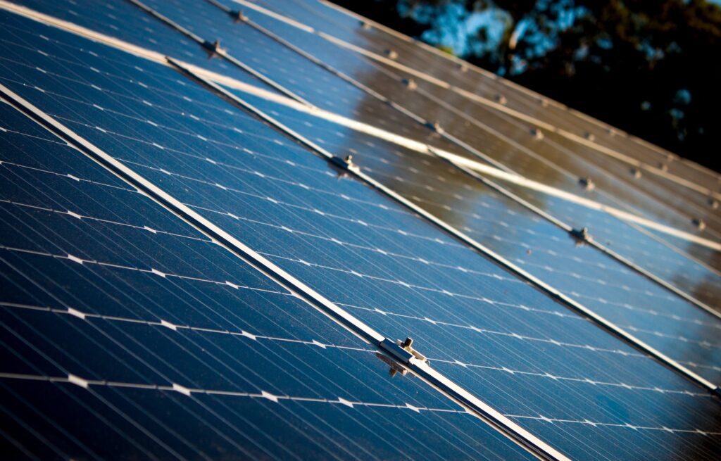 Apstiprināta atbalsta programma privātmāju energoefektivitātes paaugstināšanai un saules paneļu uzstādīšanai