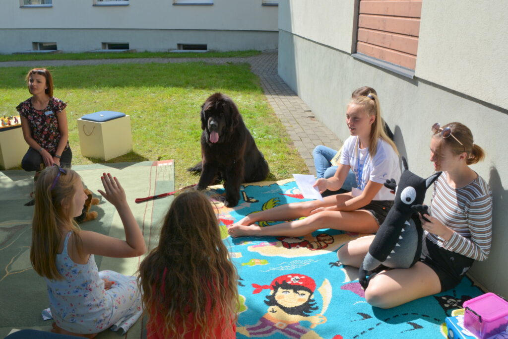 Šobrīd Nika, Bille un Martuks apošņā jaunākās grāmatas bibliotēkas plauktos, izmēģina, cik mīksts ir paklājs labākajās klausāmvietās, un atkārto pārsteidzošus trikus. Laiks gatavoties nav atlicis daudz – jau 12. aprīlī Valmieras bibliotēkas Bērnu apkalpošanas nodaļā atsākies lasīšanas veicināšanas programma bērniem "Otrdienas – Ķepu dienas"