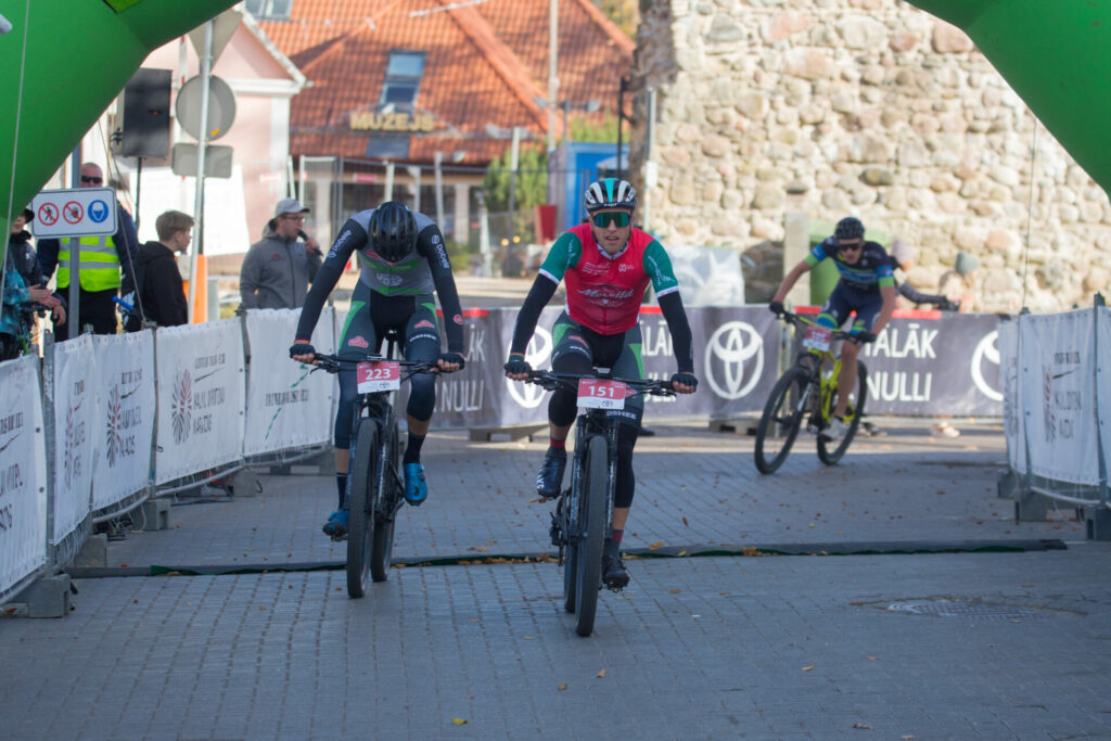 Sestdien, 23. aprīlī, ar Latvijas riteņbraukšanas klasiku Cēsis–Valmiera startēs Latvijas valsts mežu Kalnu divriteņu maratona jaunā sezona. Sacensību laikā Valmierā būs satiksmes ierobežojumi