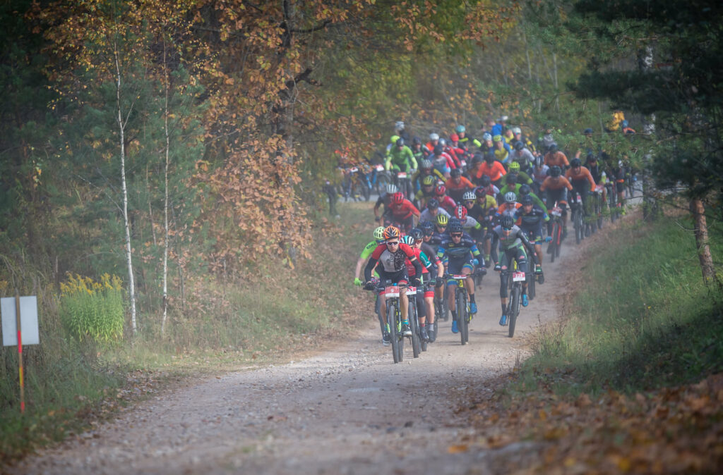 Sestdien, 23. aprīlī, ar Latvijas riteņbraukšanas klasiku Cēsis–Valmiera startēs Latvijas valsts mežu (LVM) Kalnu divriteņu maratona jaunā sezona. Sezonas lielākais jaunums ir izveidotā “Toyota” Gravel distance. Tikmēr “Maxima” bērnu braucieni pirmajā posmā notiks gan Cēsīs, gan arī Valmierā