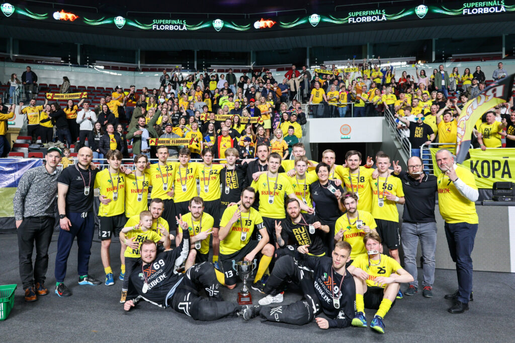 Vīriešu florbola komanda "Rubene" kopā ar Valmieras novada pašvaldības domes priekšsēdētāju Jāni Baiku un līdzjutējiem (foto autors: Māris Rožāns/ Latvijas Florbola savienība)