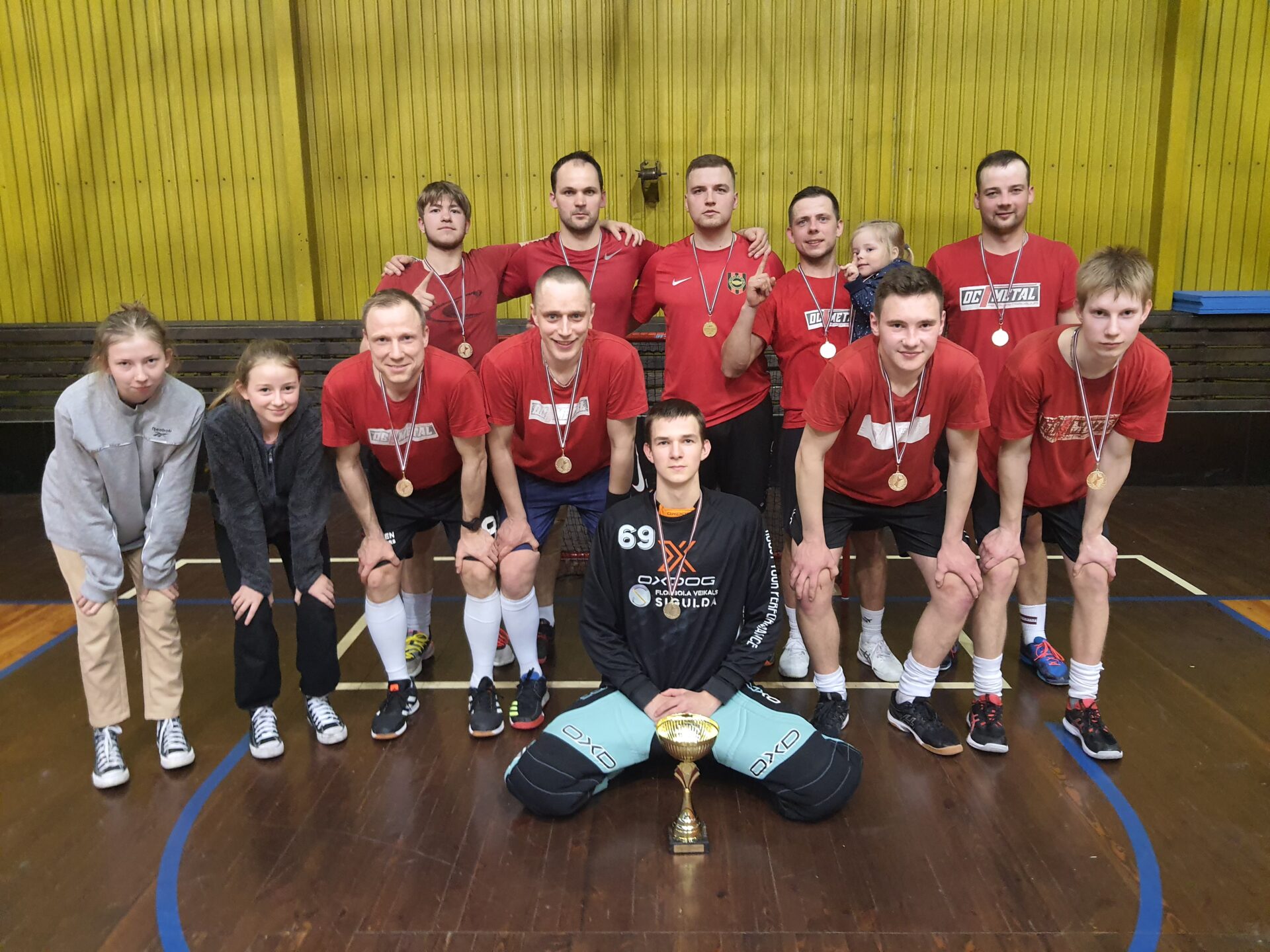 23.aprīlī Naukšēnu Sporta hallē tika aizvadīta florbola entuziastu turnīra kausa izcīņa, kas kopumā pulcēja 10 komandas no Rīgas, Brenguļiem, Cēsīm, Smiltenes, Mazsalacas un Naukšēniem. Kā ilggadēja tradīcija Naukšēnos tiek aizvadīts florbola entuziastu turnīra čempionāts, bet šogad dažādu apsvērumu dēļ tas nebija iespējams, tādēļ tika lemts turnīru aizvadīt vienas dienas formātā. Sākotnēji komandas tika salozētas divās apakšgrupās, katrai ar katru aizvadot vienu spēli. Pēc grupu spēlēm labākās astoņas komandas turpināja cīņu play off.