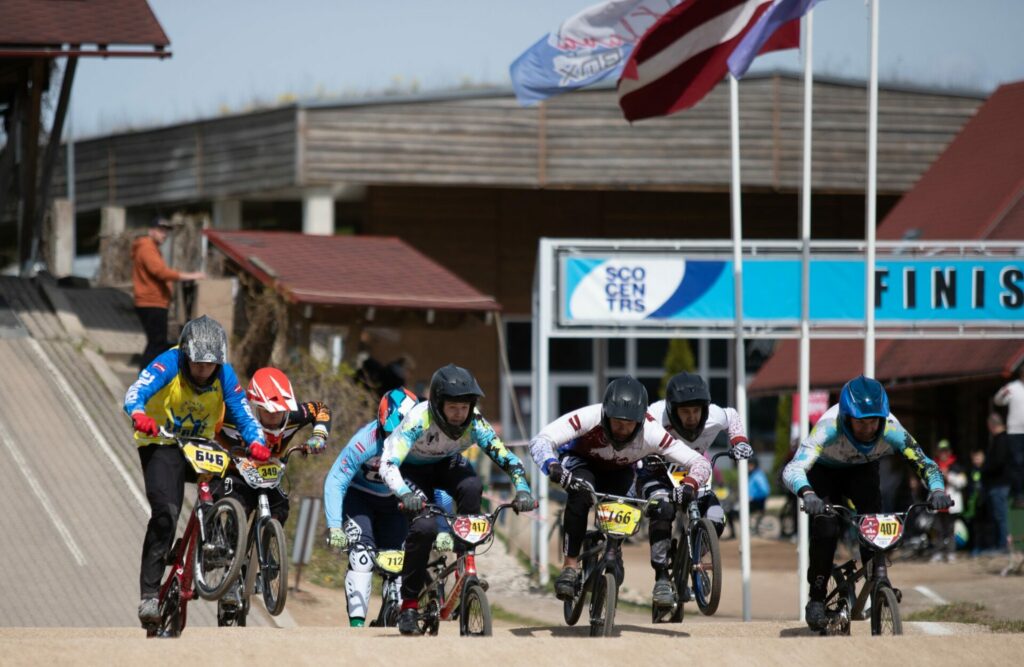 Valmieras novada kausu BMX izcīna Edvards Glāzers un Līva Lizete Glāzere