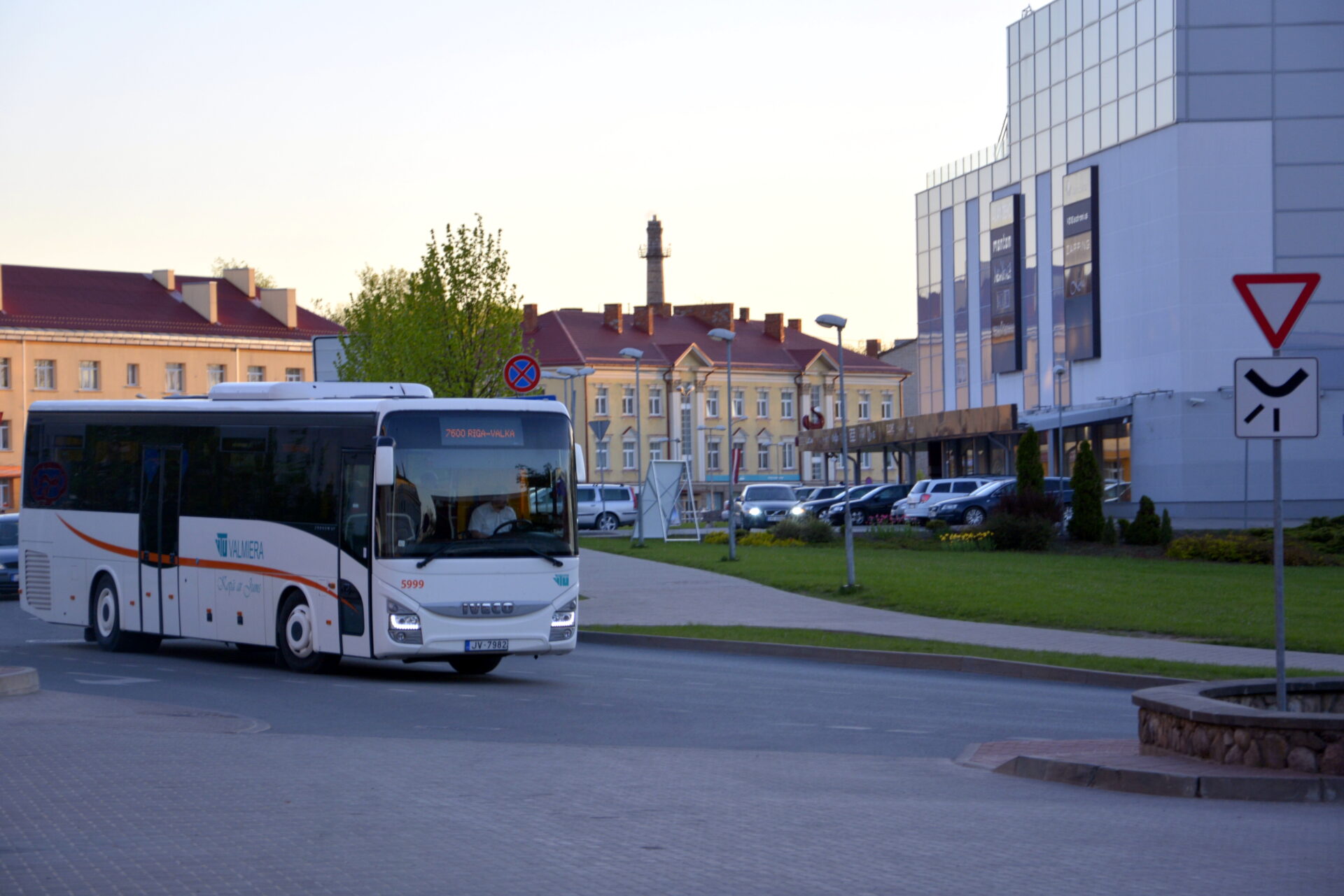 SIA “VTU Valmiera” informē, ka no 20. maija plkst.13.00, kad tiks slēgta Lāčplēša iela Valmierā, būs izmaiņas autobusu kustībā. Plānots, ka pārbūves darbi, kuru dēļ slēgta iela, notiks līdz 10. jūnijam.