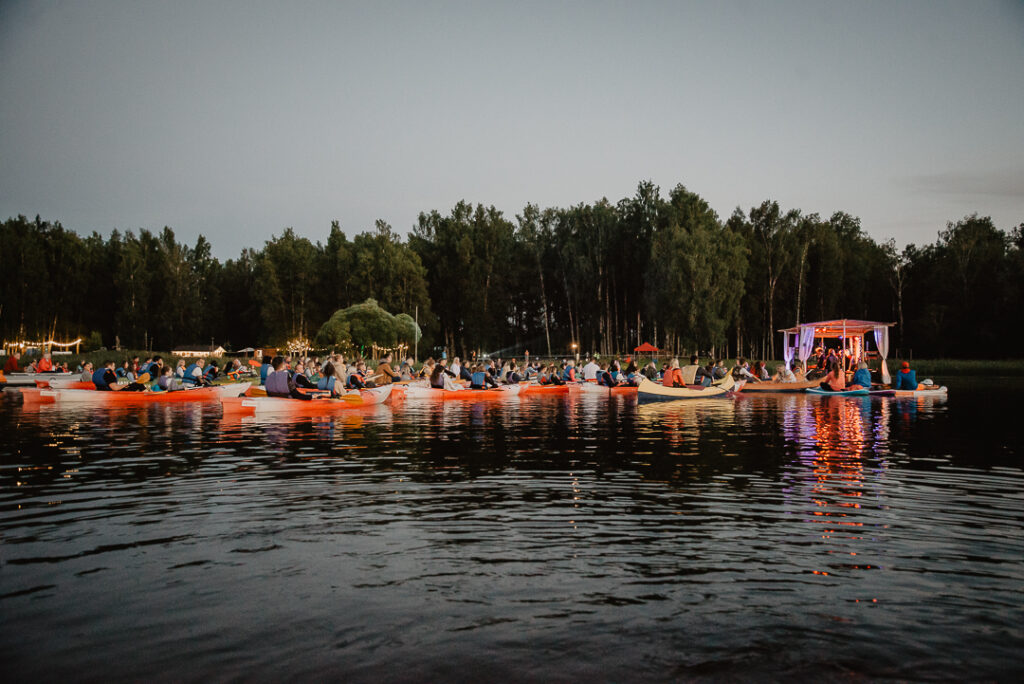 20.augustā plkst.20.00 pavisam īpašā atmosfērā kopīgi sagaidīsim saulrietu laivās uz Vaidavas ezera un klausīsimies koncertu uz ūdens “Vaidavas ezers rietā” kopā ar grupu “Ezeri”, Kristīni Pāži, Rūdolfu Macatu un īpašo viesi Ainaru Mielavu. Saulriets gaidāms plkst. 20.48.