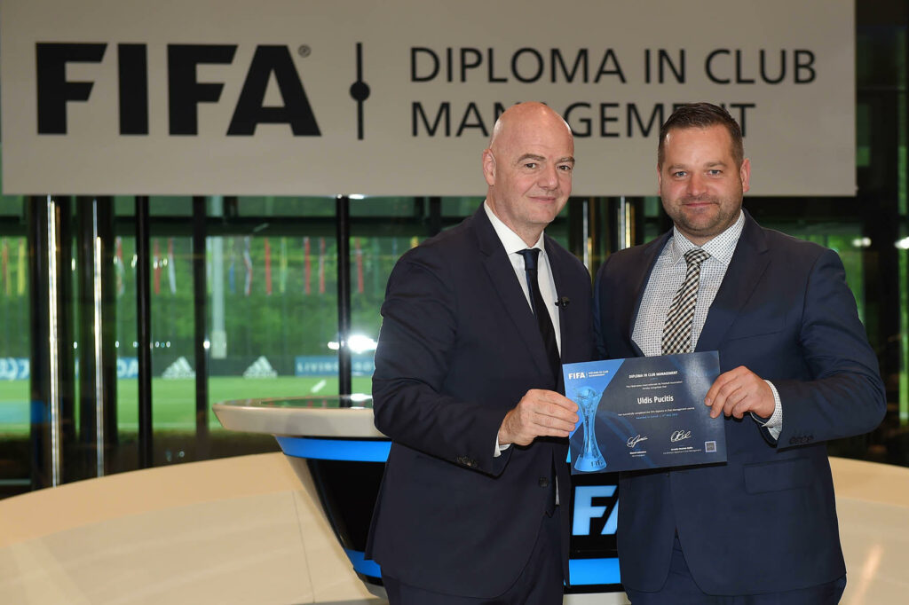 Pagājušonedēļ Cīrihē Šveicē noslēdzās pirmie FIFA (Starptautiskā Futbola federāciju asociācija) organizētie kursi futbola klubu vadībā (FIFA Diploma in Club Management). Starp 32 dalībniekiem kursus ar apliecinošu diplomu noslēdza arī Valmiera FC prezidents Uldis Pūcītis.