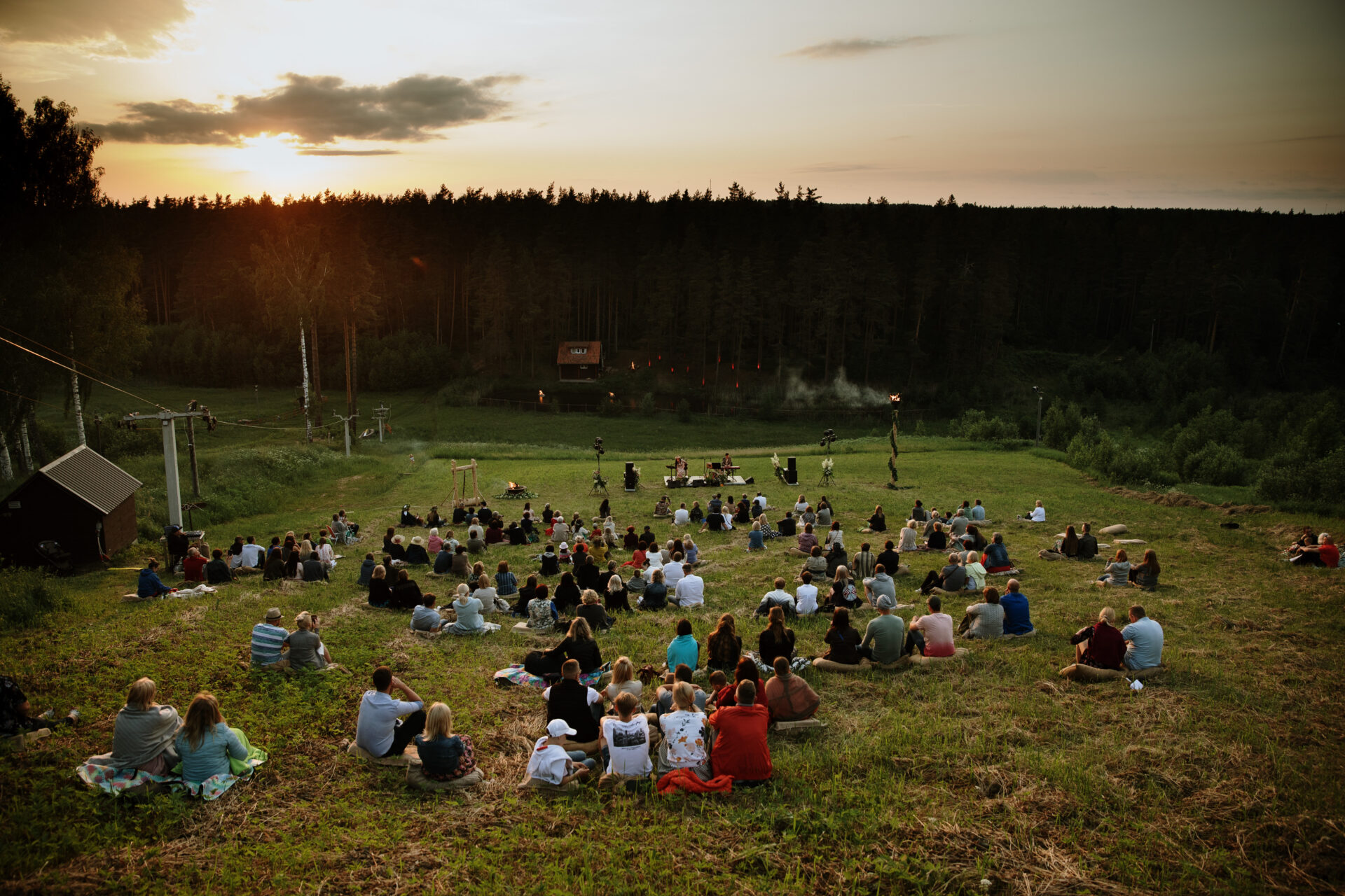 Jau trešo vasaru Valmierā norisināsies koncertu cikls “Mūda” – mūzika dabā. Sajūtu koncerti ir muzikāls baudījums, kura laikā izvēlētā norises vieta kļūst par neierastu, vēl neapgūtu skatuvi un vienlaikus – skaistu ainavisko scenogrāfiju. Katrs koncerts apvienos Latvijā atpazīstamus un iemīļotus mūziķus, kuri uzstāsies kopā ar jauniešiem no Valmieras, savukārt dabai šajā koncertu ciklā piešķirta vadošā loma.