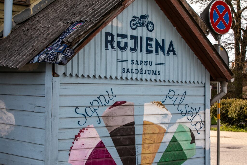 Sestdien, 28. maijā, Rūjienas pilsētas vārda dienas priekšvakarā pilsētas ielas piepildīs dzīvesprieks un dažāda lieluma veldzējošas saldējuma bumbas Valmieras novada gardākajos – Rūjienas saldējuma – svētkos. Svētku amatnieku tirdziņā viesosies arī Valmieras novada mobilais Tūrisma informācijas centrs (TIC), no plkst. 9.00 līdz 15.00 aicinot ikvienu interesentu vairāk uzzināt par Valmieras novada tūrisma piedāvājumu, kā arī piedalīties aktivitātē “Atrodi savu svētku saldējumu”.