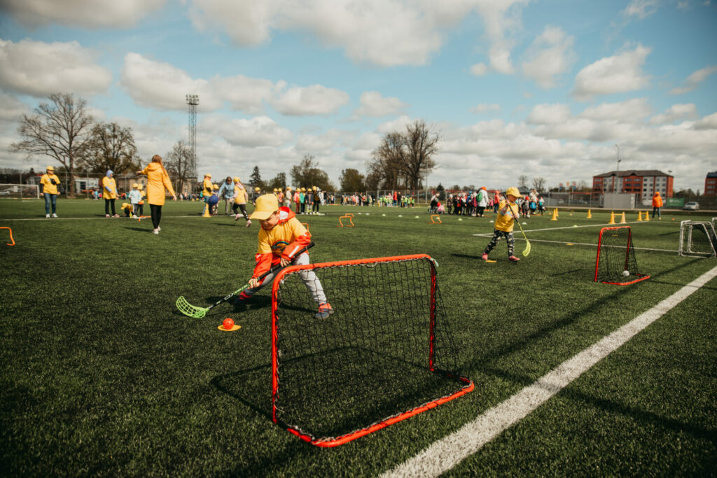 13.maijā Valmieras Olimpiskā centra futbola stadionā norisinājās fizisko aktivitāšu sporta diena “Apkārt sporta pasaulei” 5–6 gadus veciem bērniem. Piedalījās bērni no visām Valmieras pirmsskolas izglītības iestādēm: PII “Ābelīte”, PII “Buratino”, PII “Ezītis”, PII “Kārliena”, PII “Krācītes”, PII “Pienenīte”, PII “Varavīksne”, PII “Vālodzīte”, PII “Sprīdītis” un Valmieras Gaujas krastu vidusskolas – attīstības centra, kopā pulcējot vairāk nekā 500 aktīvus un sportot mīlošus dalībniekus.