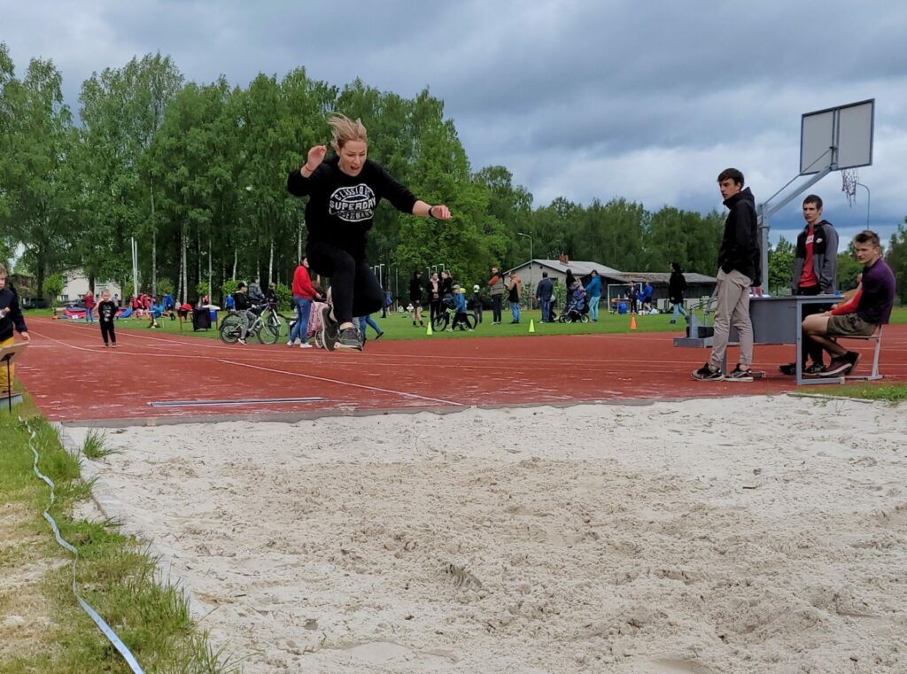 28.maijā norisinājās Burtnieku apvienības sporta diena Rencēnmos, kur 157 sporta entuziasti varēja sacensties dažādās sporta aktivitātēs.