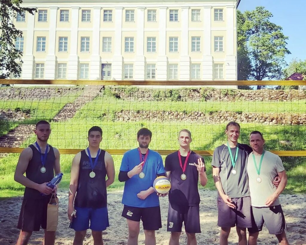 Svētdien, 5. jūnijā, Mazsalacā, Valtenberģu muižas parkā norisinājās Mazsalacas kauss pludmales volejbolā, kur pulcējās deviņi dueti. Vairākums dalībnieki bija Valmieras novada iedzīvotāji (Mazsalaca, Rūjiena, Naukšēni, Burtnieki, Valmiera), bija prieks redzēt dalībniekus no Staiceles un Smiltenes.