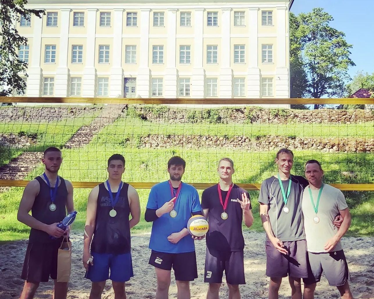 Svētdien, 5. jūnijā, Mazsalacā, Valtenberģu muižas parkā norisinājās Mazsalacas kauss pludmales volejbolā, kur pulcējās deviņi dueti. Vairākums dalībnieki bija Valmieras novada iedzīvotāji (Mazsalaca, Rūjiena, Naukšēni, Burtnieki, Valmiera), bija prieks redzēt dalībniekus no Staiceles un Smiltenes.