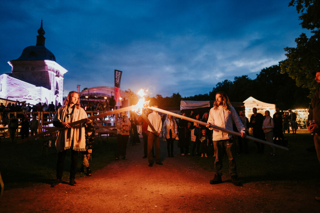 Ar lustīgu etnodisko līdz rīta agrumam Valmiermuižā izskanējis vērienīgākais etnomūzikas notikums šogad. Valmiermuižas etnomūzikas festivāls divās dienās pulcēja izcilus solistus un etnomūzikas grupas no Latvijas, Igaunijas, Austrijas, Polijas un Madagaskaras. Festivālu tā piektajā norises gadā apmeklēja rekordliels apmeklētāju skaits – vairāk nekā 2000 etnomūzikas mīļotāju un jaunu muzikālu garšu meklētāju.