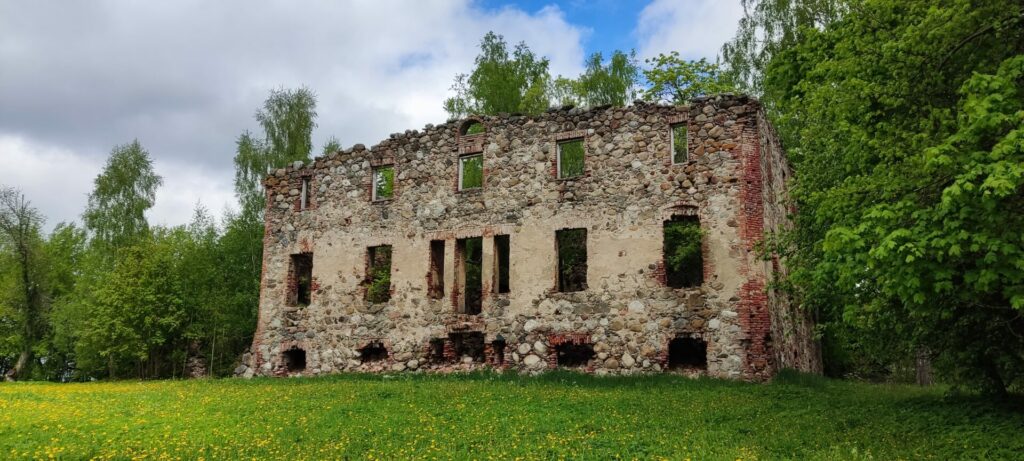 Ceturtdien, 2. jūnijā, noslēdzās Valmieras novada pārgājienu cikls “Muižnieka atslēgu glabātājs”. Pārgājienu cikla galvenā uzmanība tika vērsta uz piecu Valmieras novada muižu apvidiem – Mūrmuižas nocietinājuma torni, Veļķu, Rūjienas, Sēļu un Pantenes muižām. Piedzīvojuma noslēgumā tika noskaidroti aktīvākie pārgājienu cikla dalībnieki, kuri saņems Valmieras novada Tūrisma pārvaldes un Latvijas Piļu un muižu asociācijas sarūpētās pārsteiguma balvas.