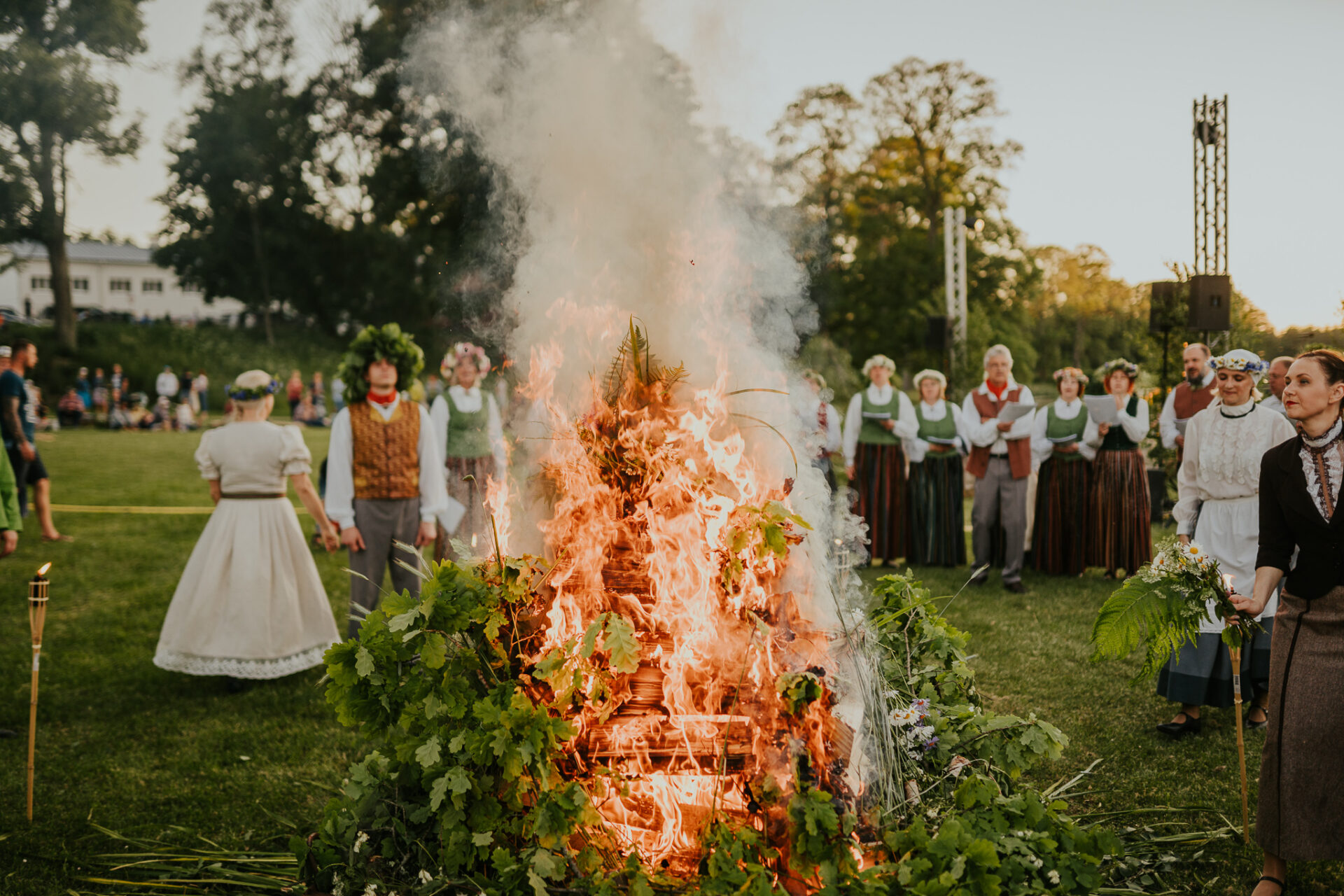 Visgarākā diena un visīsākā nakts, kad krēslo, bet tā arī īsti nesatumst, un tāpat domas – vainagos iepītas tikai labās un gaišās. Lai skaists vasaras saulgriežu sagaidīšanas laiks un Jāņu dienas svētki!