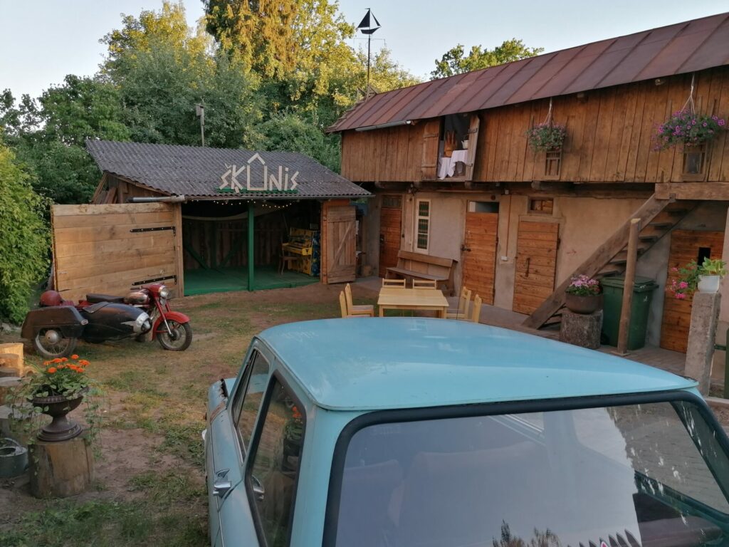 Valmieras 739. dzimšanas dienas “Svētku randiņš” laikā, 23. jūlijā plkst. 17.00–18.00 Krāču kakta Šķūnī (Krāču iela 2) norisināsies iepazīšanās spēle "Mēs satikāmies šķūnī” Uģa Meldera un Mārča Bogdanova vadībā.