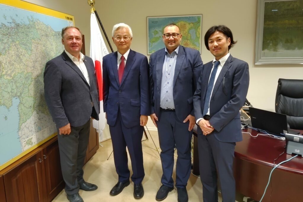 Tikšanās Japānas vēstniecībā Igaunijā, Tallinā. No kreisās puses: Guntis Gladkins, Yukihiko Matsumura, Manzurs Bakhradinovs, Tsubasa Hino.