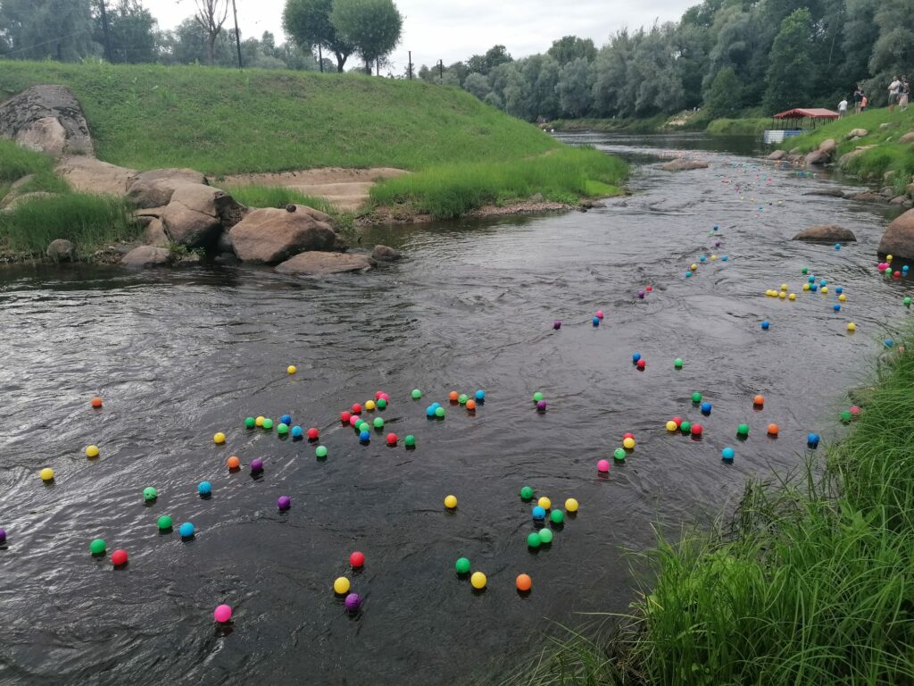 Labdarības bumbu rallija bumbiņas Gaujā