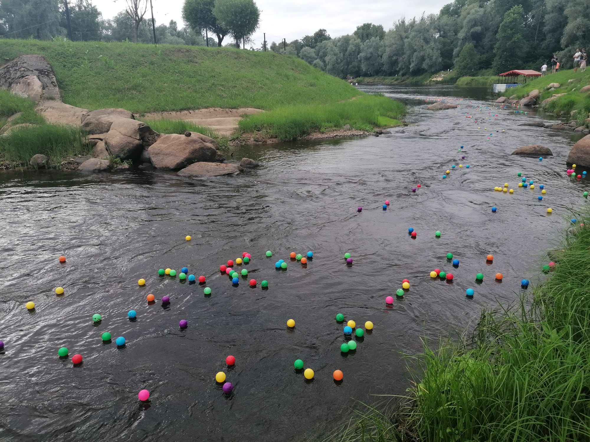 Labdarības bumbu rallija bumbiņas Gaujā