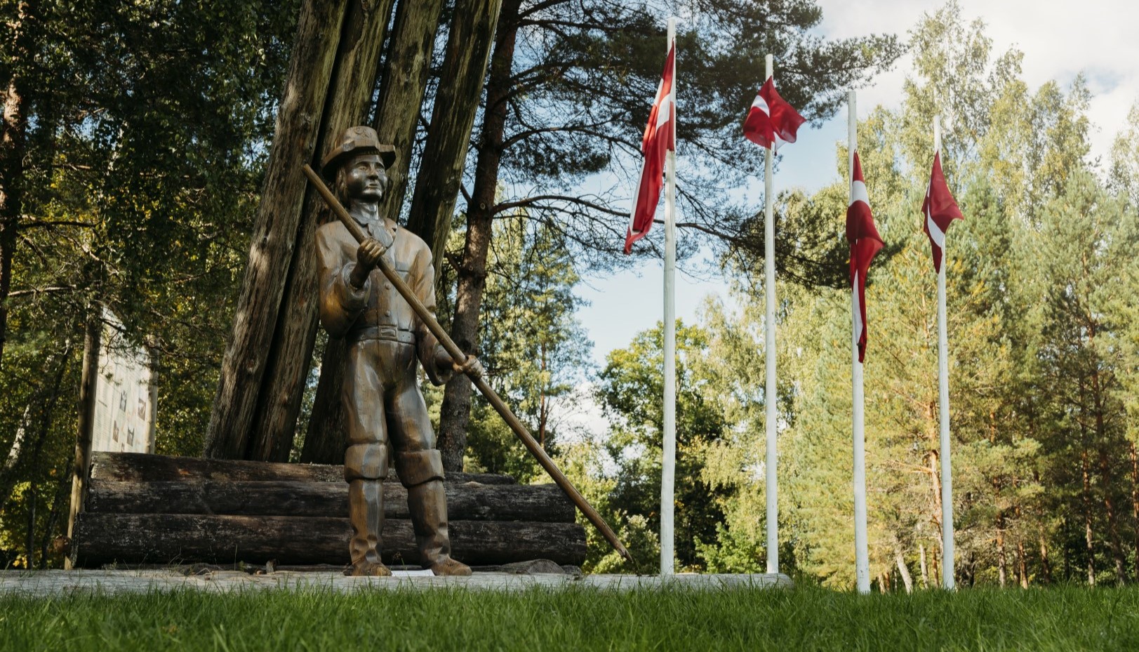 Gaujas dabas taka un koka skulptūru parks Strenčos