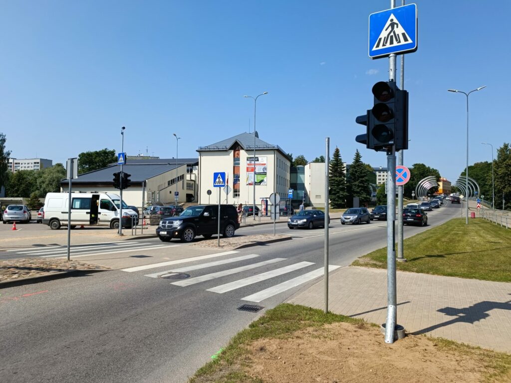 Uzstādīts gājēju luksofors Cēsu ielā